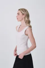 Musculosa negra, ajustada al cuerpo, con escote redondo y sin mangas.