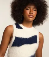 Chaleco de punto con pelitos, cuello redondo y diseño a rayas horizontales en blanco y azul marino.