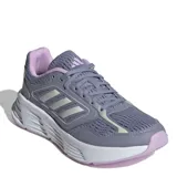 Championes Adidas Galaxy Star de mujer, color gris con detalles en lila y blanco. Presentan las tres tiras características de la marca en los laterales y entresuela Cloudfoam para mayor amortiguación.