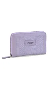 Billetera mediana color beige con textura croco, cierre alrededor y logo Lincoln's.