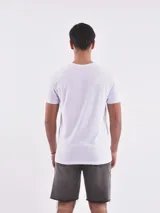 Remera blanca de corte slim fit con estampado frontal de líneas horizontales negras que forman la palabra 'Trust' y la frase 'In Yourself'.