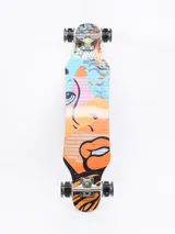 Skate longboard de 80 cm con lija negra y ruedas transparentes.