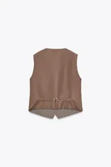 Chaleco de Zara Woman Collection con escote pico y sisa. Tiene falsos bolsillos de vivo en el delantero, tejido combinado a contraste en la espalda y cierre frontal con botones.