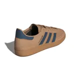 Championes Adidas Handball Spezial de gamuza color marrón claro con detalles en azul marino.