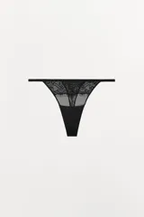 Tanga negra de tiro medio con cintura elástica y detalle de encaje floral en la parte delantera.