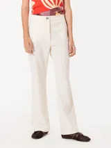 Pantalón de lanilla color crudo con finas rayas verticales de lurex, corte flare y cintura sastrera.