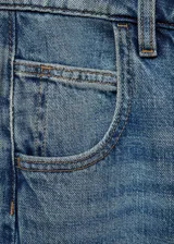 Pantalón de jean celeste de corte wide leg, tiro medio y cinco bolsillos.