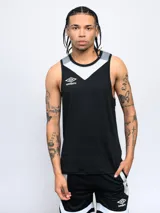 Musculosa de entrenamiento Umbro negra con cuello y sisas en gris. Logo de la marca estampado en el pecho.