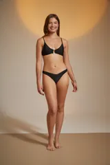 Colaless marrón de lycra con corte cavado.