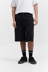 Bermuda de jean azul oscuro, corte amplio y ancho en piernas y cadera, tiro medio y con pasacintos.