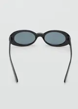 Gafas de sol con montura de pasta negra y diseño ovalado. Cuentan con cristales con protección UV total y filtro de categoría 3.