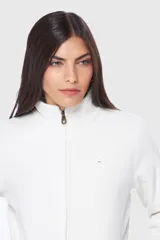 Campera polar azul marino con cuello alto y cierre frontal. Tiene bolsillos laterales con cierre y logo bordado en el pecho.