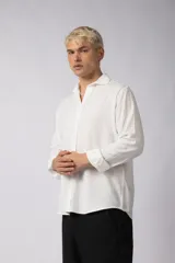 Camisa color crudo de lino con caída liviana y calce relajado, cuello abierto y manga larga. Confeccionada en 70% rayón y 30% lino.