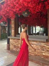 Vestido largo de microtul rojo, con breteles finos y escote en V. Tiene doble tela en la parte superior.