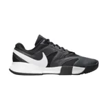 Championes Nike Court Lite 4 negros con detalles en blanco, diseñados para jugar al tenis en canchas de arcilla.