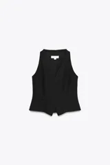 Chaleco negro con cuello halter y escote pico con manga sisa. Cierre frontal con botones.