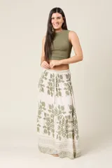 Falda larga con estampado floral en tonos beige y marrón, cintura elastizada tipo smock y cordón ajustable con borlas.