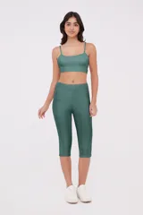 Calza negra ajustada hasta la rodilla, ideal para actividades deportivas.