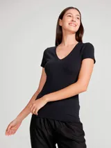 Camiseta rosa de manga corta con cuello en V y corte entallado.