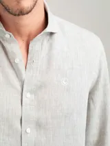 Camisa blanca de lino con corte regular fit, cuello italiano, cierre con botones, manga larga y logo bordado en el pecho.