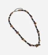 Collar corto con cuentas de piedra color marrón, cuentas de madera color beige, cuentas metálicas color gris y cuentas de madera color negro.