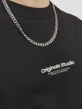 Buzo negro de manga larga y cuello redondo, con logo "Originals Studio" estampado en el pecho.