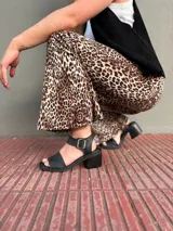 Sandalias de cuero negro con taco cuadrado de 6cm y tira ancha sobre los dedos.