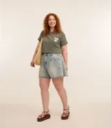 Blusa verde militar de algodón con cuello redondo y mangas cortas con dobladillo. Presenta un pequeño bordado de flores en el frente.