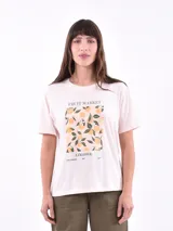 Remera color rosa claro con estampa rectangular de limones, flores de azahar y hojas verdes.