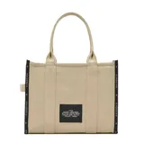 Bolso tote grande de tela jacquard color negro con estampado del logo "THE TOTE BAG MARC JACOBS" en blanco. Tiene doble asa de mano, laterales con logo repetido y cierre superior con cremallera.