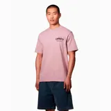 Remera de manga corta color rosa con cuello redondo y estampado frontal con el logo de Carhartt en color marrón.