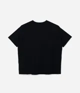 Remera negra de algodón con cuello redondo y mangas cortas. Estampado frontal de un gato negro rodeado de planetas y estrellas.