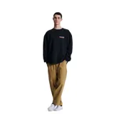 Buzo negro de corte clásico con cuello redondo y puños y cintura acanalados. Estampado pequeño en el pecho con el logo de la marca.