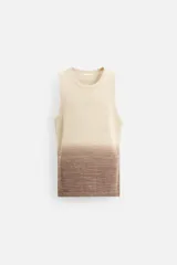 Camiseta sin mangas color beige con degradé a marrón, de punto tejido en hilatura con algodón y lino. Cuello redondo amplio y manga sisa. Acabados en rib.