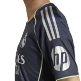 Camiseta de fútbol Adidas del Real Madrid, modelo visitante temporada 25/26. Diseño en tonos azulados con patrón muaré y detalles plateados.