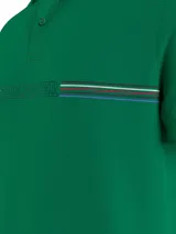 Chomba verde de piqué de algodón con cuello clásico, cartera de dos botones, logo Hilfiger en el pecho y logo bordado en la manga.