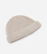 Gorro corto tipo beanie color beige, tejido en lana acrílica con textura acanalada.