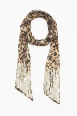 Bufanda rectangular de poliéster con estampado animal print y lentejuelas doradas en los extremos.