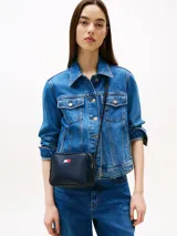 Bandolera azul marino con logo de Tommy Jeans en el frente.