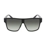 Lentes de sol INVU modelo IB22507A, montura negra con lentes polarizadas grises degradé. Diseño rectangular con frente plano y patillas anchas.