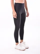 Calza deportiva negra de tiro alto, corte ajustado y largo completo.