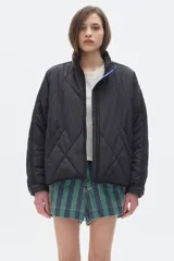 Campera negra acolchada con cierre frontal y cuello alto.