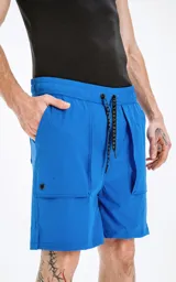 Bermuda azul francia de calce relax-fit con bolsillos delanteros con fuelle, cintura con elástico y cordón de ajuste. Tejido Water Repellent.