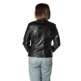 Campera negra de cuero sintético con cuello redondo, corte entallado, cierre frontal y bolsillos laterales con cierre. Interior forrado en poliéster y herrajes plateados.
