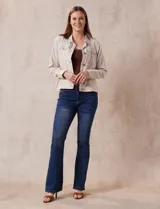 Jean bootcut de tiro alto, marca Harmony & Havoc. Modelo de denim azul con terminación de pierna acampanada, pretina con pasadores, botón y cierre. Delantera con bolsillos inclinados, trasera con bolsillos aplicados.