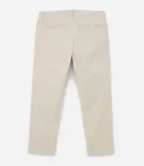 Pantalón de vestir color gris claro, de corte slim fit y largo cropped.