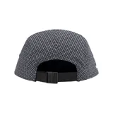Gorra tipo camp cap Supreme color gris con estampado a cuadros y logo bordado en el frente.