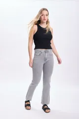 Pantalón de jean gris claro con corte cropped y flare.