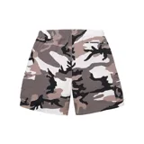 Short de baño Supreme con estampado de camuflaje en tonos blanco, gris y negro. Cuenta con cintura elástica, bolsillos laterales y bolsillos cargo con logo de la marca en el lateral.