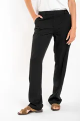 Pantalón de vestir negro, de corte recto y tiro medio.